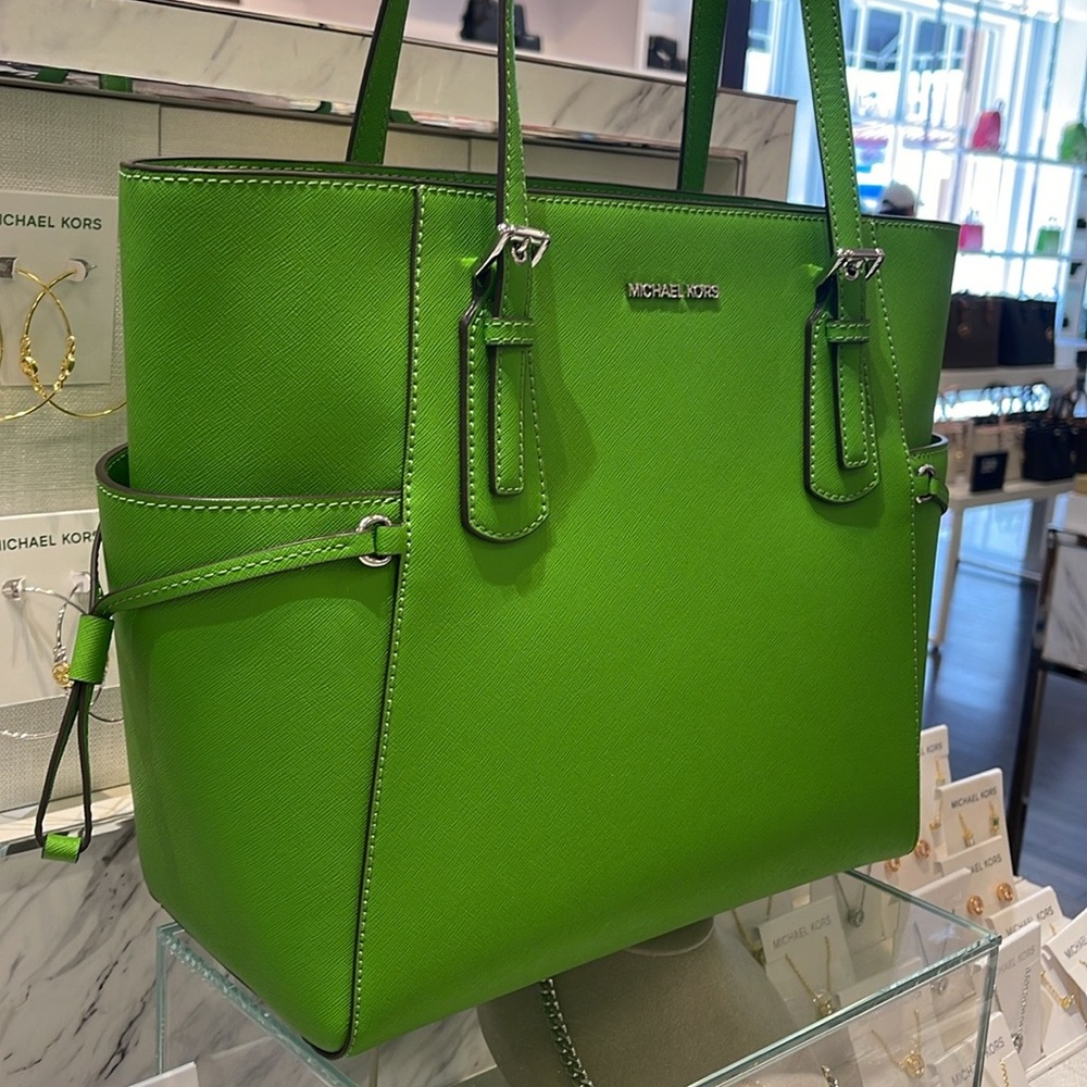 Michael Kors Voyager Large Saffiano Leather Tote Bag
Jungle Green 
NWT - Picture 12 of 16